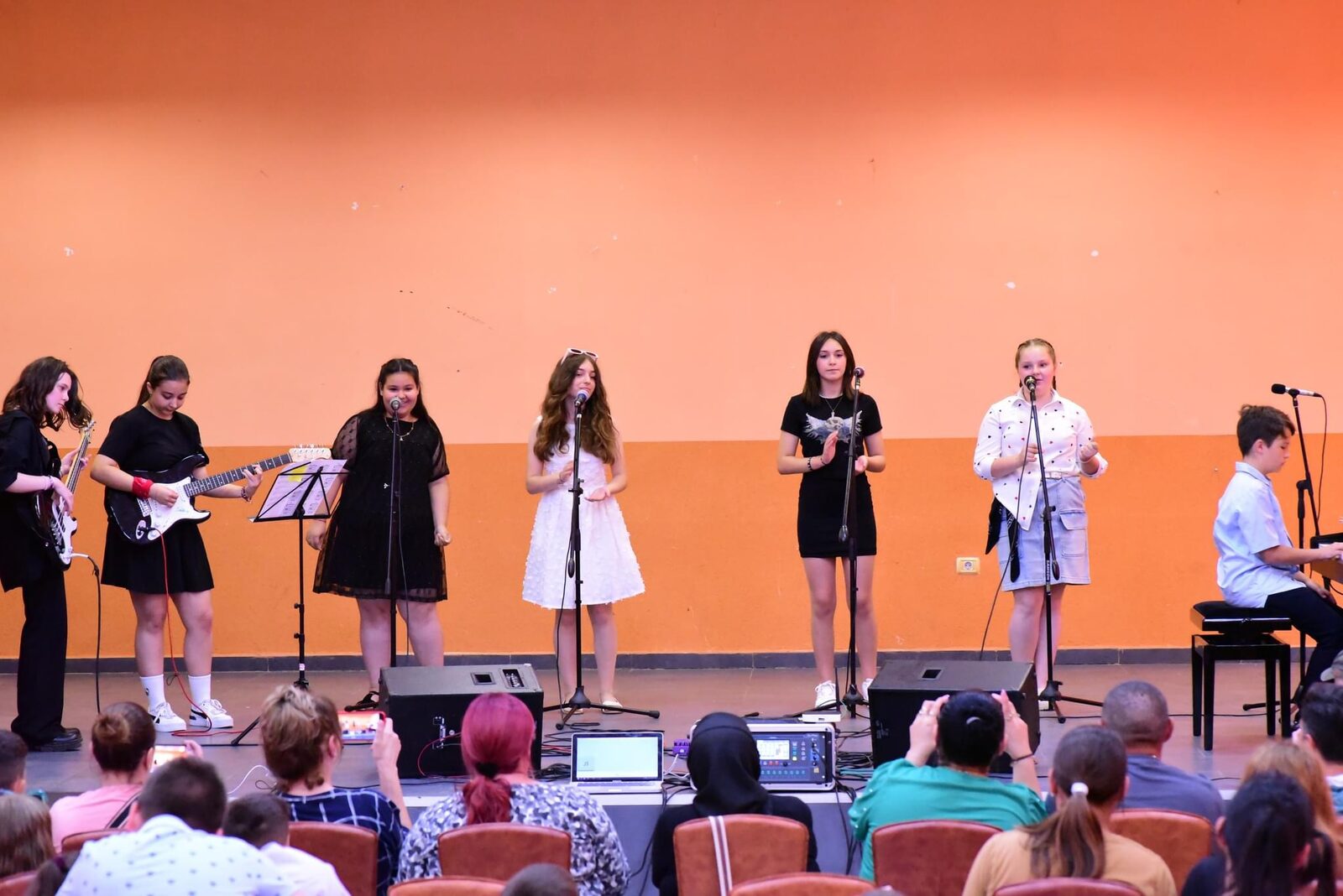 Moment de pe scenă la un concert al academiei 1